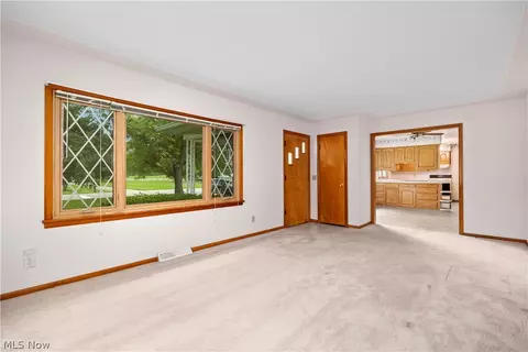 Living - 7454 Oberlin Rd, Elyria, OH 44035 photo 1 of 5
