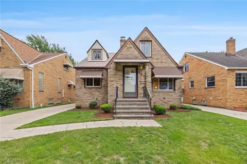 9537 Elsmere Dr, Parma, OH 44130