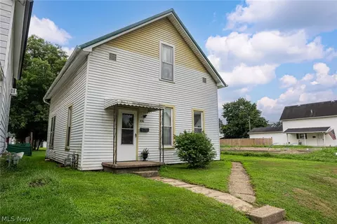 936 S Lawn Ave, Coshocton, OH 43812