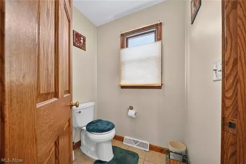 Entry Way - 4419 Stafford Dr, Ashtabula, OH 44004 photo 4 of 4