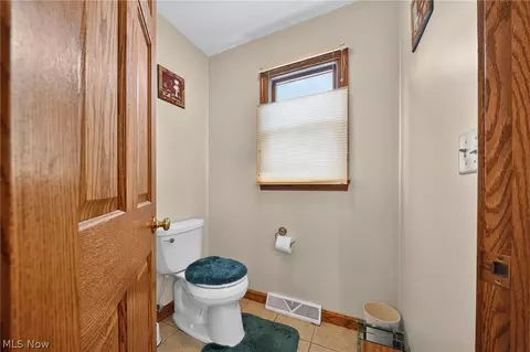 Entry Way - 4419 Stafford Dr, Ashtabula, OH 44004 photo 4 of 4