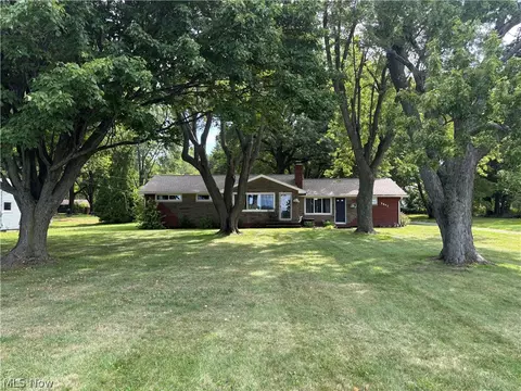 9842 Market Ave N, Hartville, OH 44632