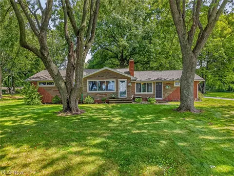 9842 Market Ave N, Hartville, OH 44632