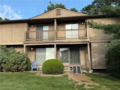 7569 Creekwood Dr #21D, North Royalton, OH 44133
