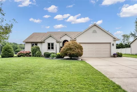 3905 Meander Dr, Mineral Ridge, OH 44440