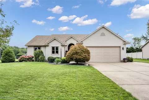 3905 Meander Dr, Mineral Ridge, OH 44440