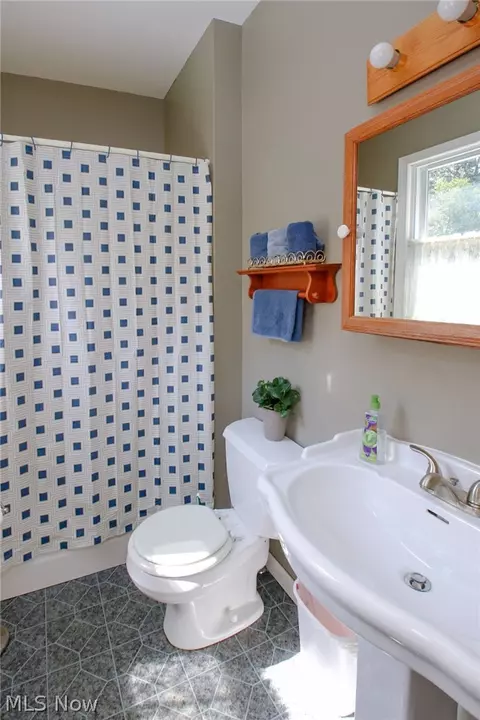 Bath - 144 Oakview Ave, Struthers, OH 44471 photo 2 of 2