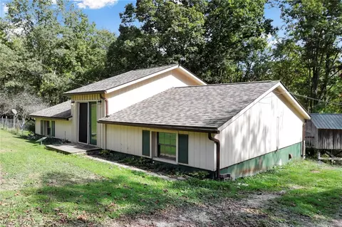 852 Wallace Rd, Little Hocking, OH 45742