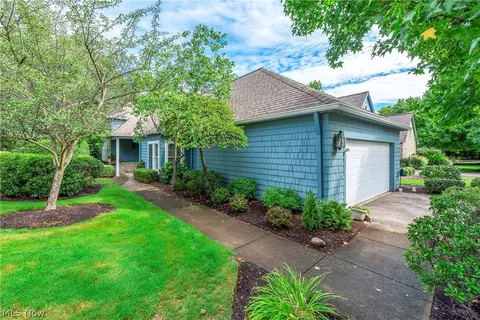 26 Haskell Dr, Bratenahl, OH 44108