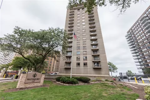 12500 Edgewater Dr #303, Lakewood, OH 44107