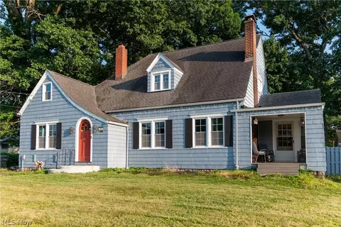 423 Bradley Ln, Youngstown, OH 44504