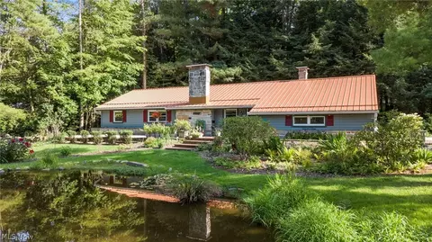 70 Morningside Dr, Chagrin Falls, OH 44022