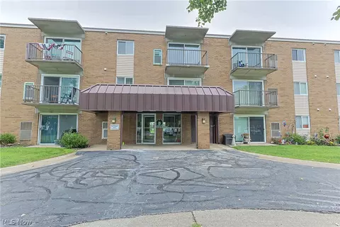 1315 S Lake Wilmer Dr #303, Sandusky, OH 44870