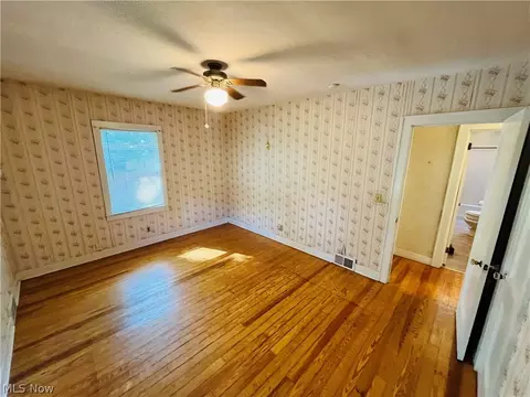 Bedroom - 2317 W 11th St, Ashtabula, OH 44004 photo 4 of 6