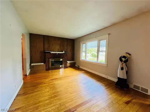 Living - 2317 W 11th St, Ashtabula, OH 44004 photo 2 of 4