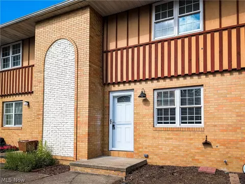 290 Lincoln St SW, Hartville, OH 44632