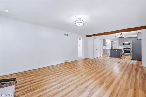 Living - 871 Glenbrook Rd, Boardman, OH 44512 photo 6 of 7