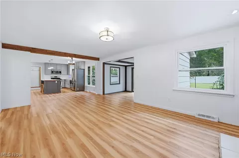 Living - 871 Glenbrook Rd, Boardman, OH 44512 photo 5 of 7