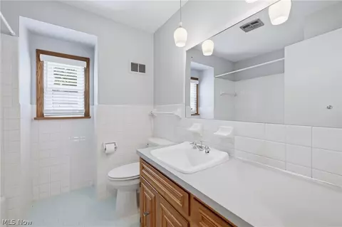 Bath - 871 Glenbrook Rd, Boardman, OH 44512 photo 3 of 4