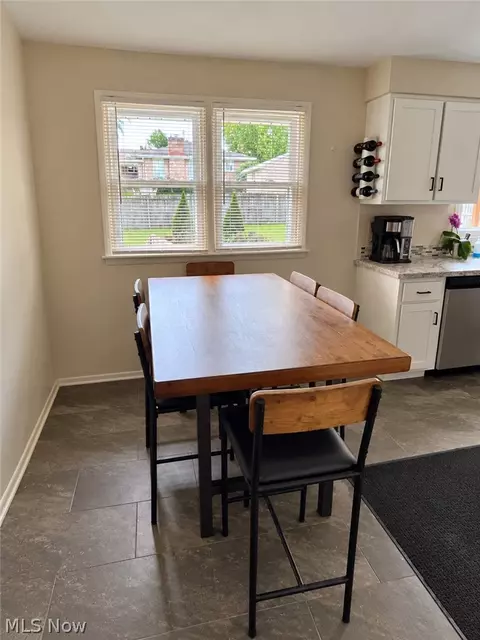 Dining - 578 W Como Ave, Struthers, OH 44471 photo 1 of 1