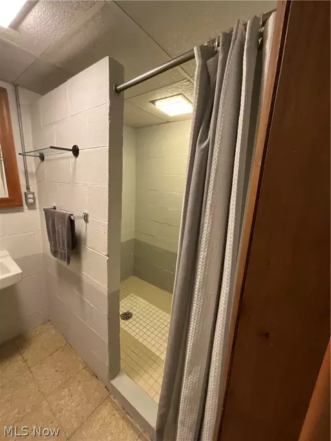 Bath - 578 W Como Ave, Struthers, OH 44471 photo 4 of 4