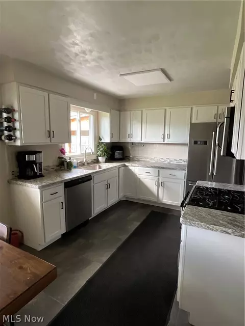 Kitchen - 578 W Como Ave, Struthers, OH 44471 photo 1 of 5