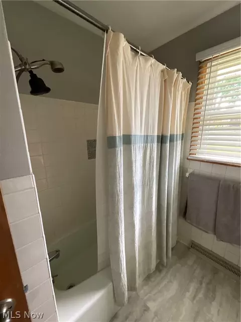 Bath - 578 W Como Ave, Struthers, OH 44471 photo 2 of 4