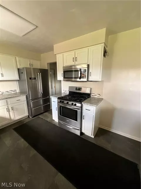 Kitchen - 578 W Como Ave, Struthers, OH 44471 photo 3 of 5