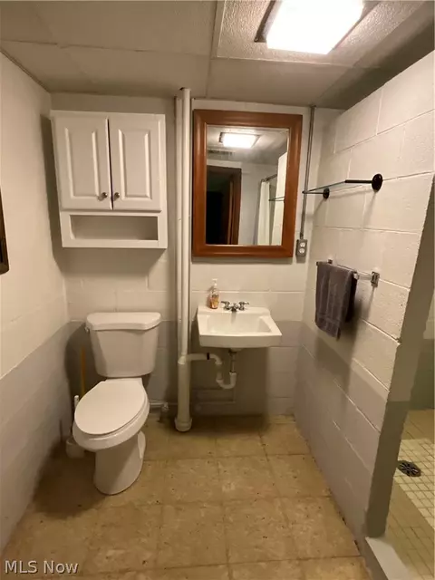 Bath - 578 W Como Ave, Struthers, OH 44471 photo 3 of 4