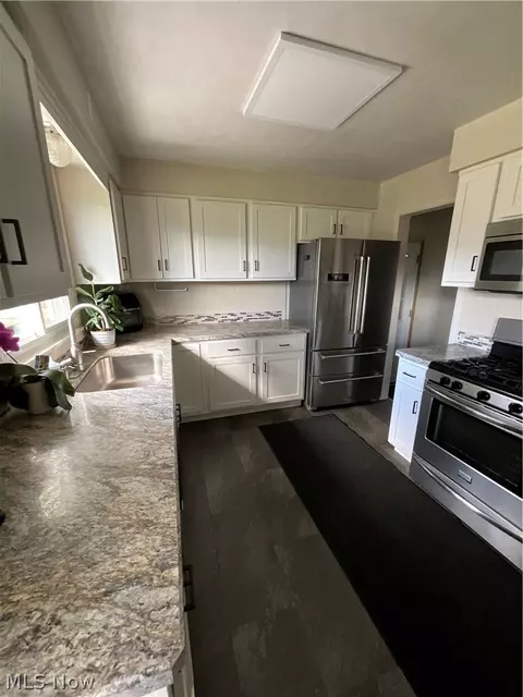 Kitchen - 578 W Como Ave, Struthers, OH 44471 photo 2 of 5
