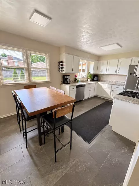 Kitchen - 578 W Como Ave, Struthers, OH 44471 photo 4 of 5