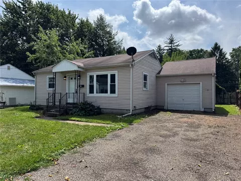 2308 42nd St NW, Canton, OH 44709