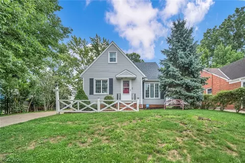 1369 Cranover Rd, Lyndhurst, OH 44124