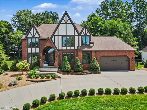 2835 Valley Rd, Cuyahoga Falls, OH 44223