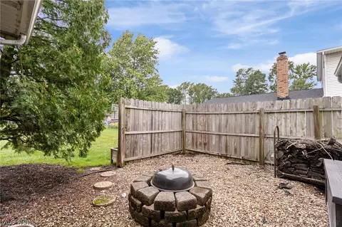 Exterior - 380 Naples Dr, Elyria, OH 44035 photo 5 of 8