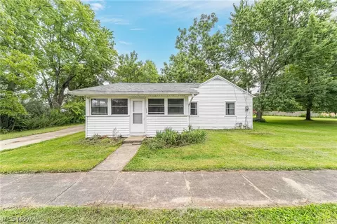 649 Sheffield Rd, Sheffield Lake, OH 44054