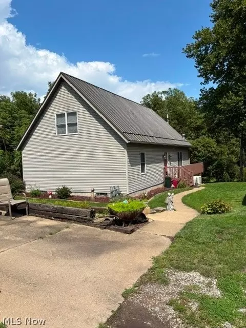120 3rd Ave SE, Beach City, OH 44608