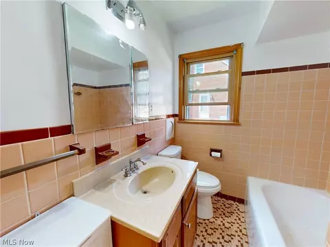 Bath - 615 Edison St, Struthers, OH 44471 photo 1 of 1