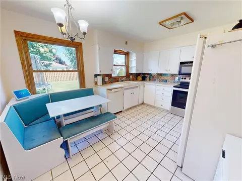 Kitchen - 615 Edison St, Struthers, OH 44471 photo 3 of 4