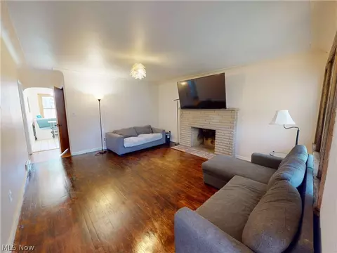 Living - 615 Edison St, Struthers, OH 44471 photo 1 of 3