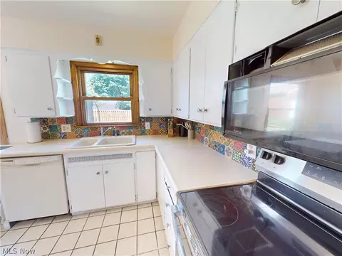 Kitchen - 615 Edison St, Struthers, OH 44471 photo 4 of 4