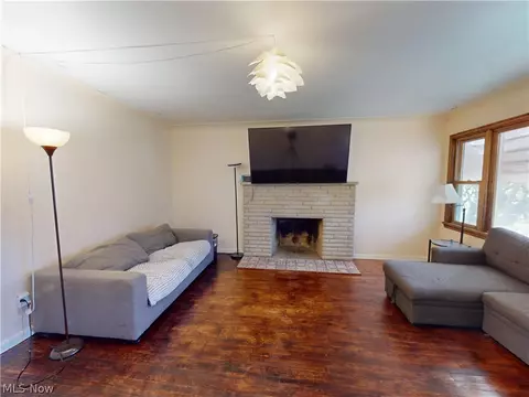 Living - 615 Edison St, Struthers, OH 44471 photo 2 of 3