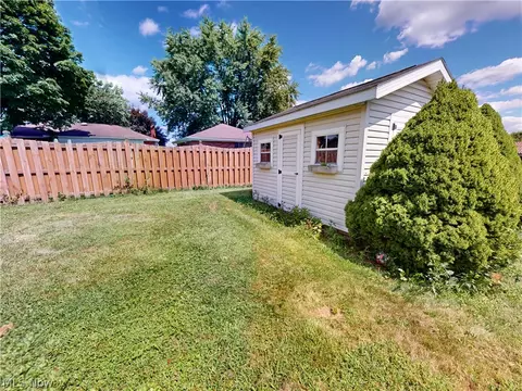 Exterior - 615 Edison St, Struthers, OH 44471 photo 3 of 3