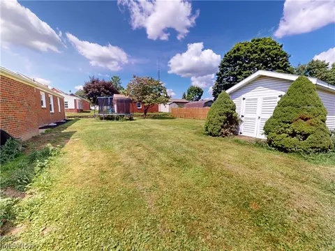 Exterior - 615 Edison St, Struthers, OH 44471 photo 2 of 3