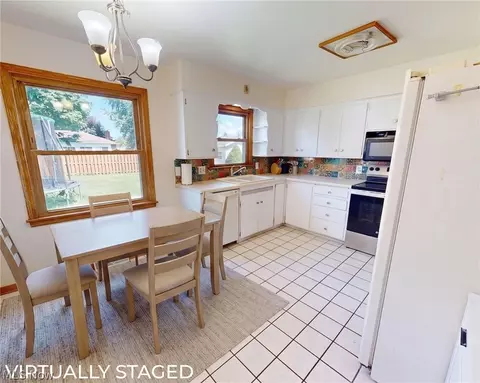 Kitchen - 615 Edison St, Struthers, OH 44471 photo 2 of 4