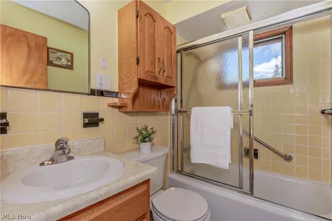 Bath - 16897 Mapleboro Ave, Maple Heights, OH 44137 photo 1 of 2