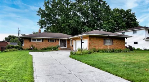 5669 Beacon Hill Dr, Seven Hills, OH 44131