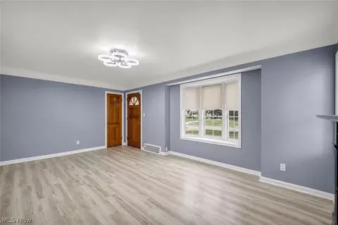 Living - 454 E 270th St, Euclid, OH 44132 photo 3 of 4