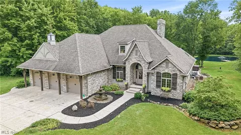 5560 Oak Hill Dr, Warren, OH 44481