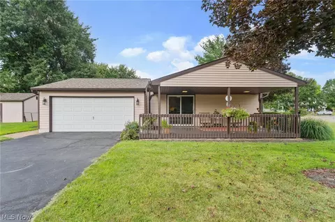137 Chapel Hill Dr NW, Warren, OH 44483